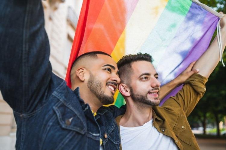 同性恋夫妇举着骄傲旗庆祝骄傲